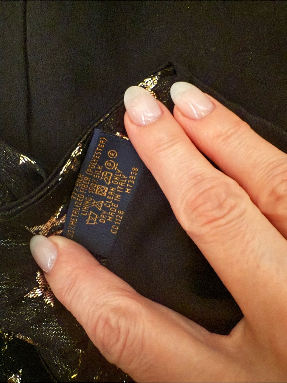 Louis Vuitton Black and Gold Glitter Monogram Shawl - Picture 5 of 9